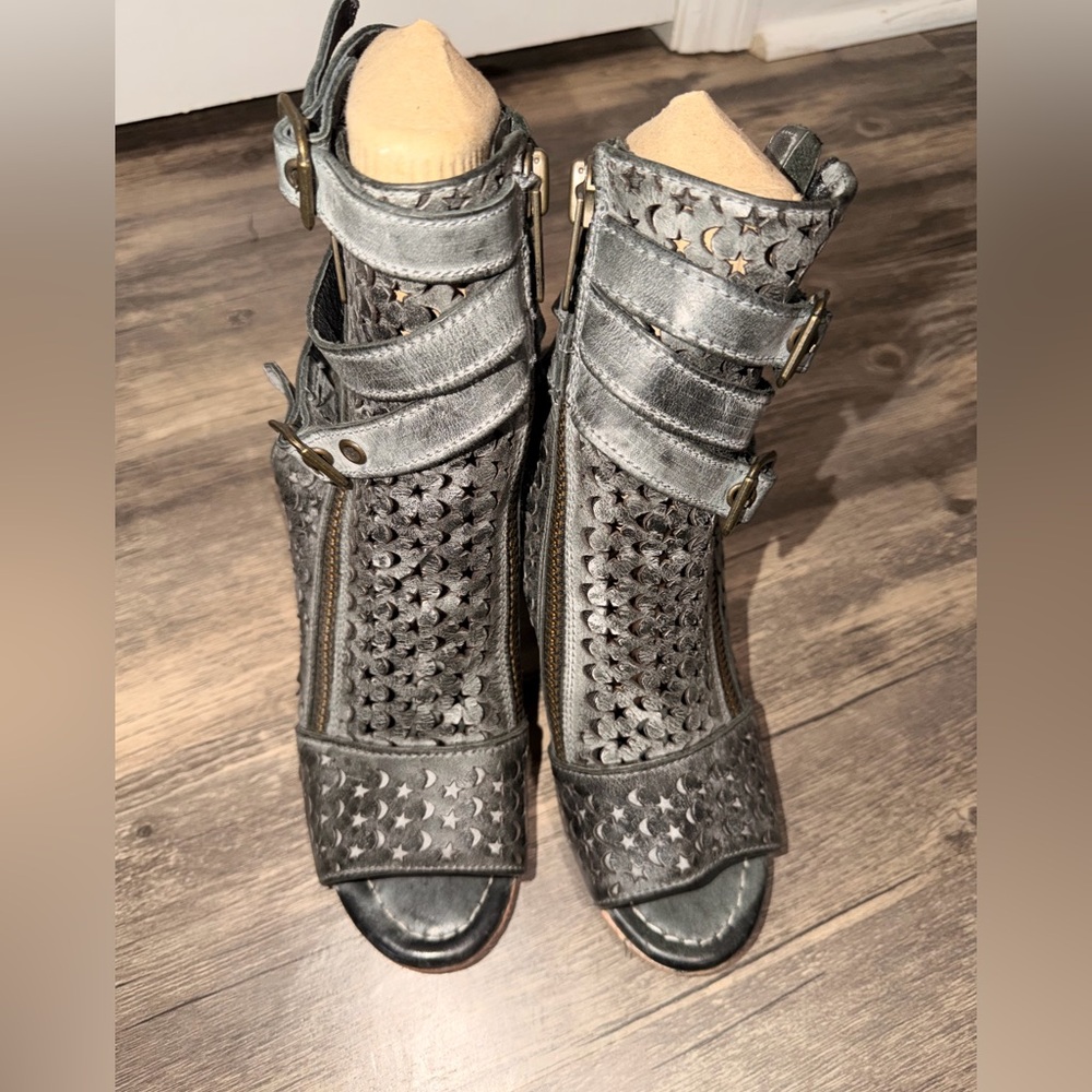 Freebird Teresa - Black Star-Cutout Heeled Sandals - Picture 8 of 13